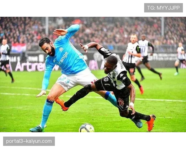 多家俱乐部关注朗斯后卫表现，球员入选国家队呼声高