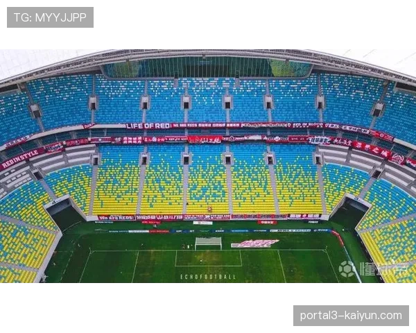 凤凰山专业足球场氛围火热，成都蓉城球迷助威声势浩大