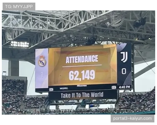 终场哨响瞬间:尤文图斯球员低头离场,伊斯坦布尔雨夜写满失落 终场哨响瞬间:尤文图斯球员低头离场,伊斯坦布尔雨夜写满失落